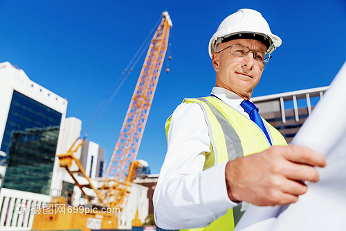 筑夢藍圖 建筑工地上工程師與建設者的交響